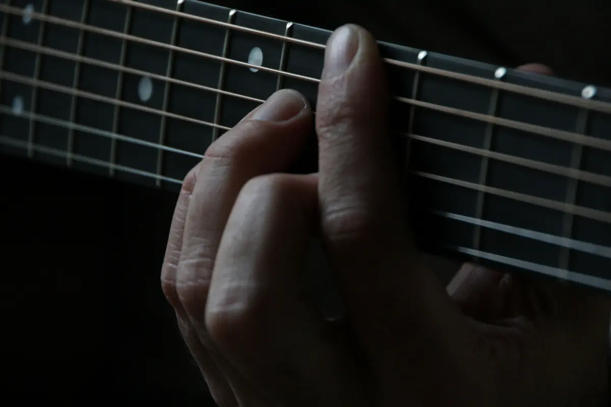 Hoge actie op een gitaar