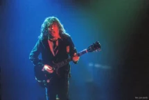 Zo knijpt AC/DC’s Angus Young zijn geluid uit een amp