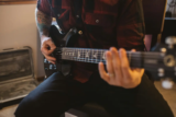 Ben ik te oud om gitaar te leren spelen?